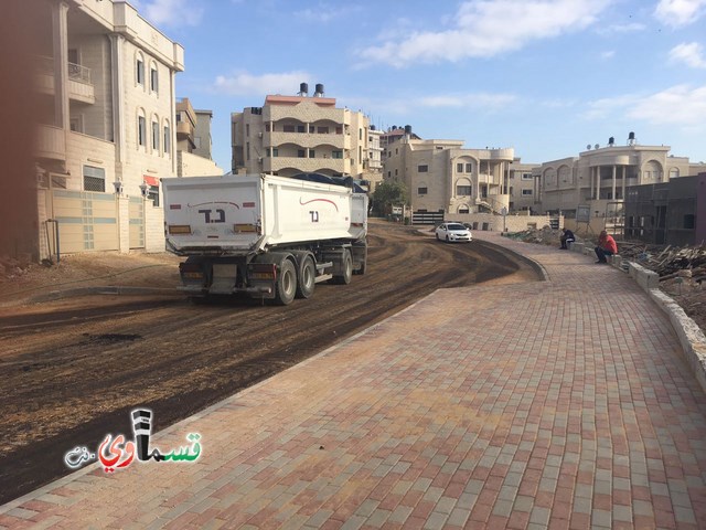 فيديو : تعبيد شارع جبل عوني ومدرسة الحياة بعد طول انتظار ومصاعب عدة بمشاركة رئيس البلدية الذي اكد على استمرار حملة التعبيد